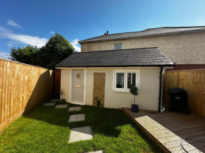 Peaceful southbourne studio - pets welcome